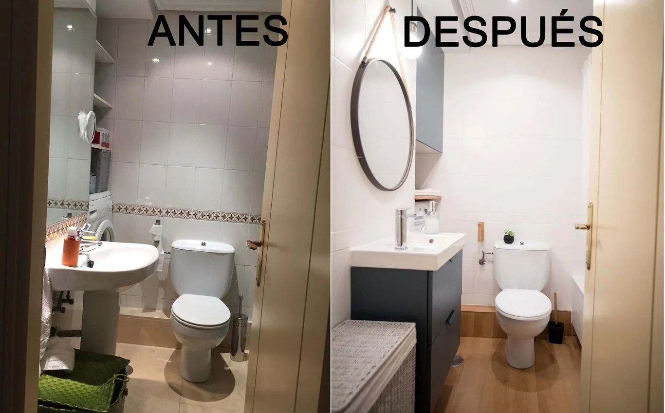 Aseo estrecho reformado con mueble gris suspendido, suelo de madera y espejo circular
